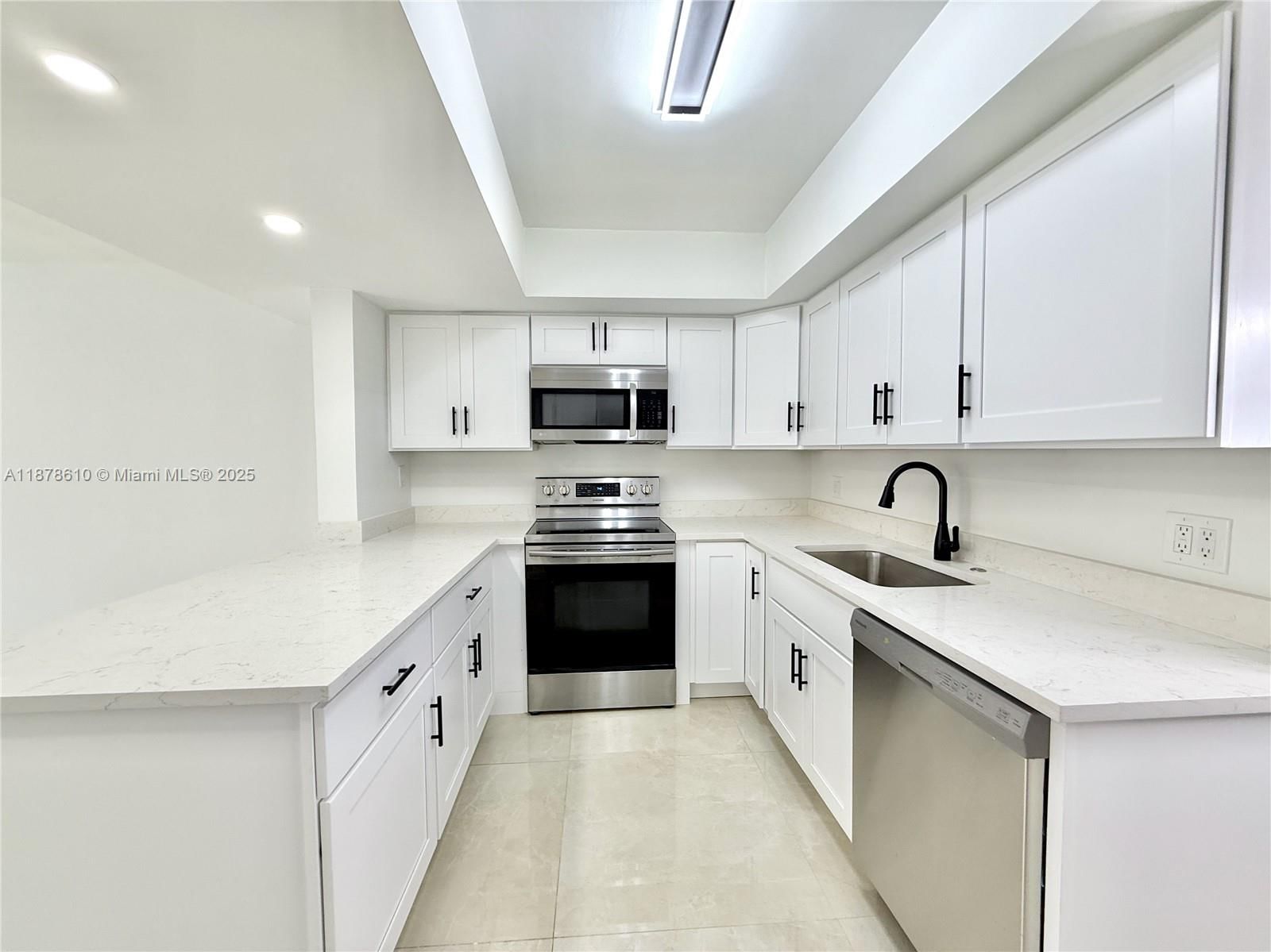 Real estate property located at 20818 San Simeon Way #108, Miami-dade, Laguna Pointe At Calif Cl, Miami, FL
