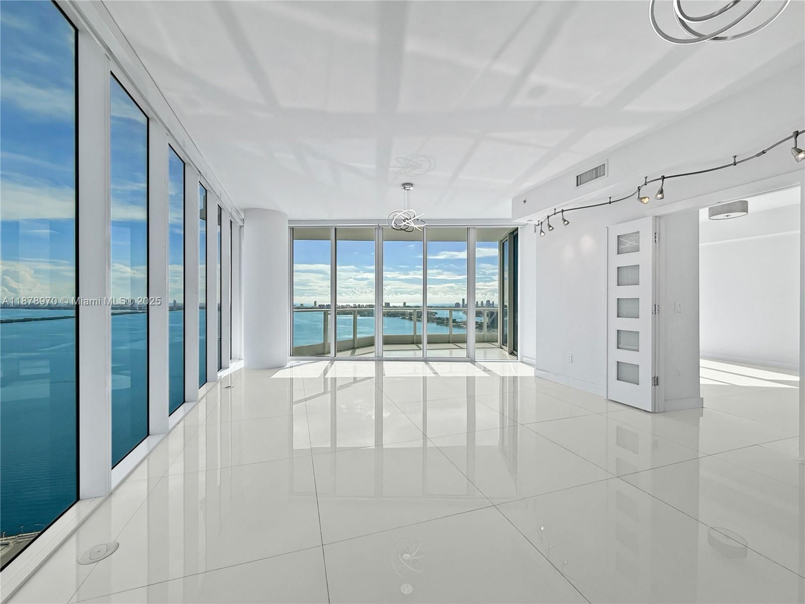 Real estate property located at 2020 Bayshore Dr #3701, Miami-dade, Paramount Bay Condo, Miami, FL