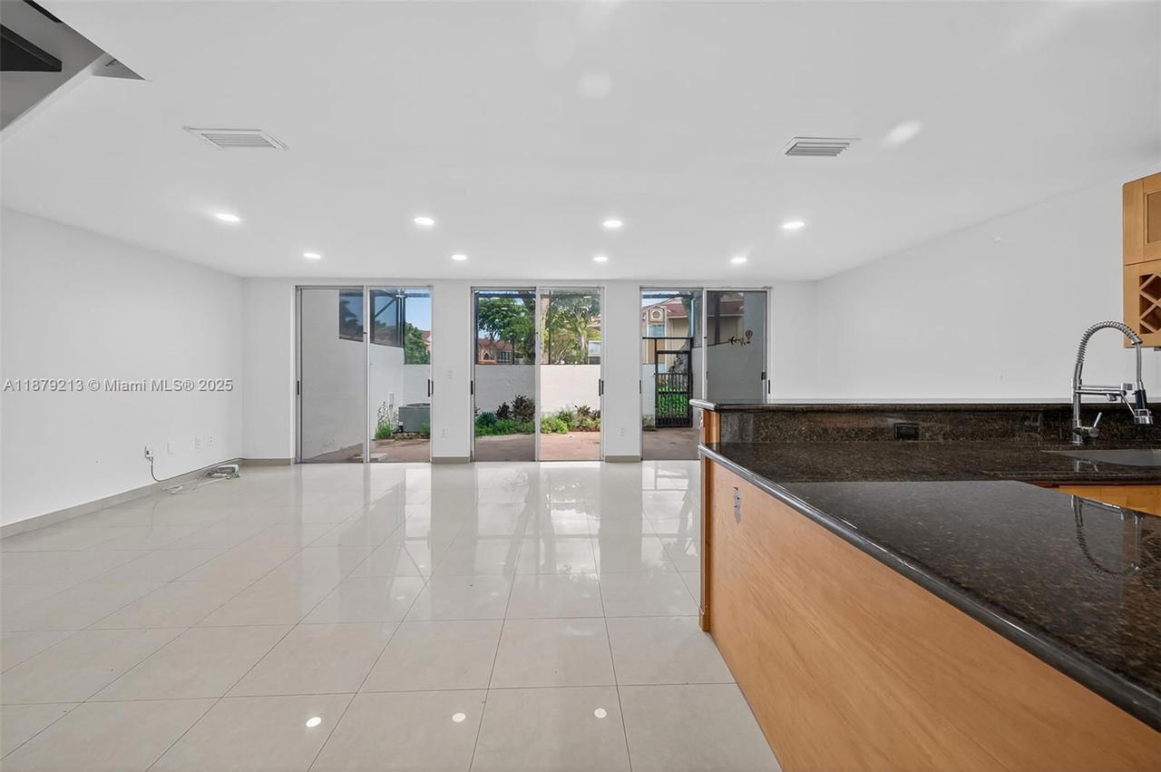 Real estate property located at 10275 46th St, Miami-dade, Townhomes Of Doral Place, Doral, FL
