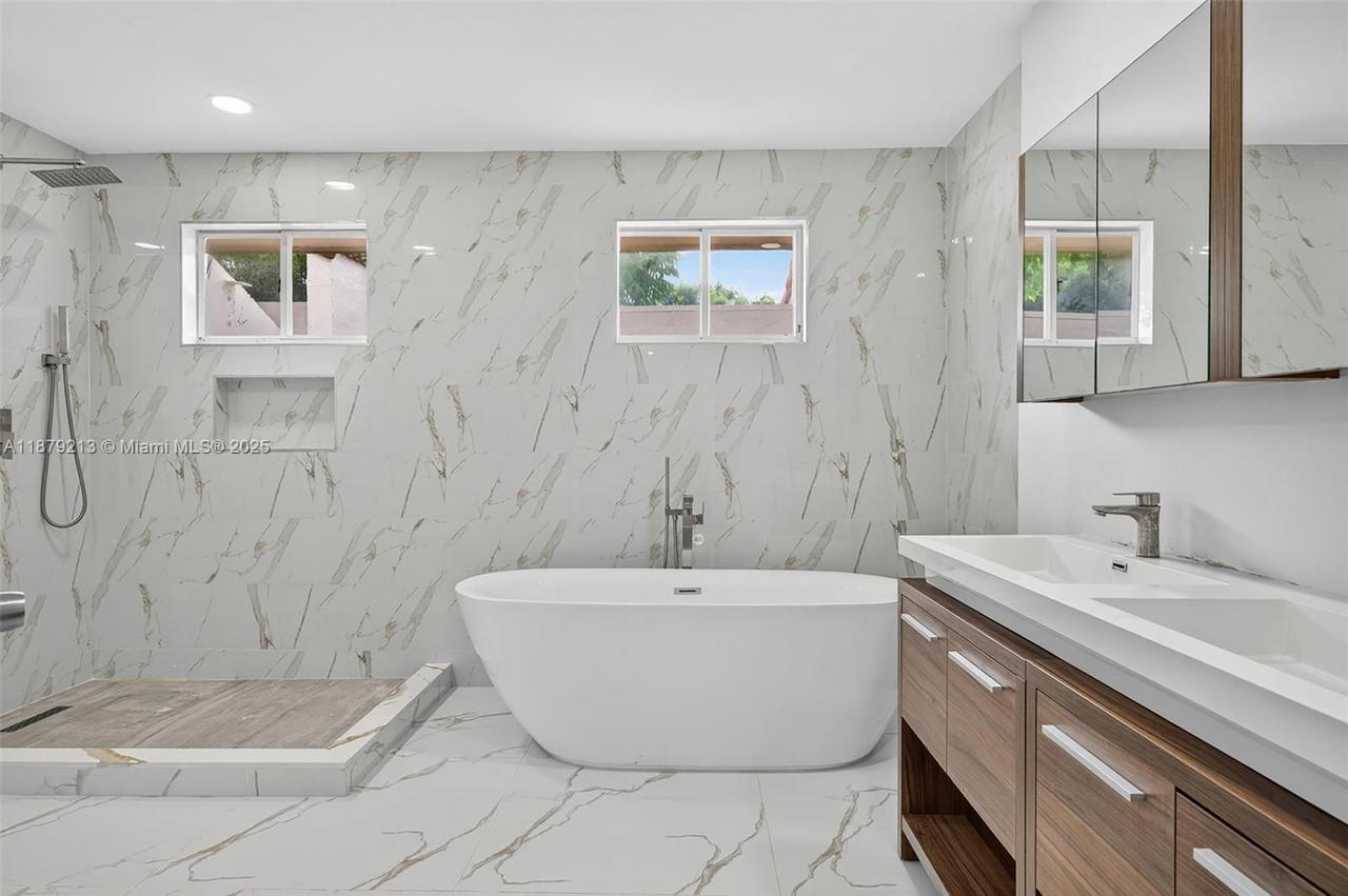 Real estate property located at 10275 46th St, Miami-dade, Townhomes Of Doral Place, Doral, FL