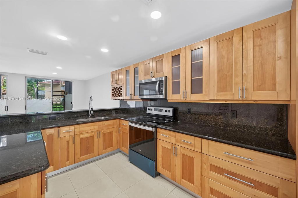 Real estate property located at 10275 46th St, Miami-dade, Townhomes Of Doral Place, Doral, FL