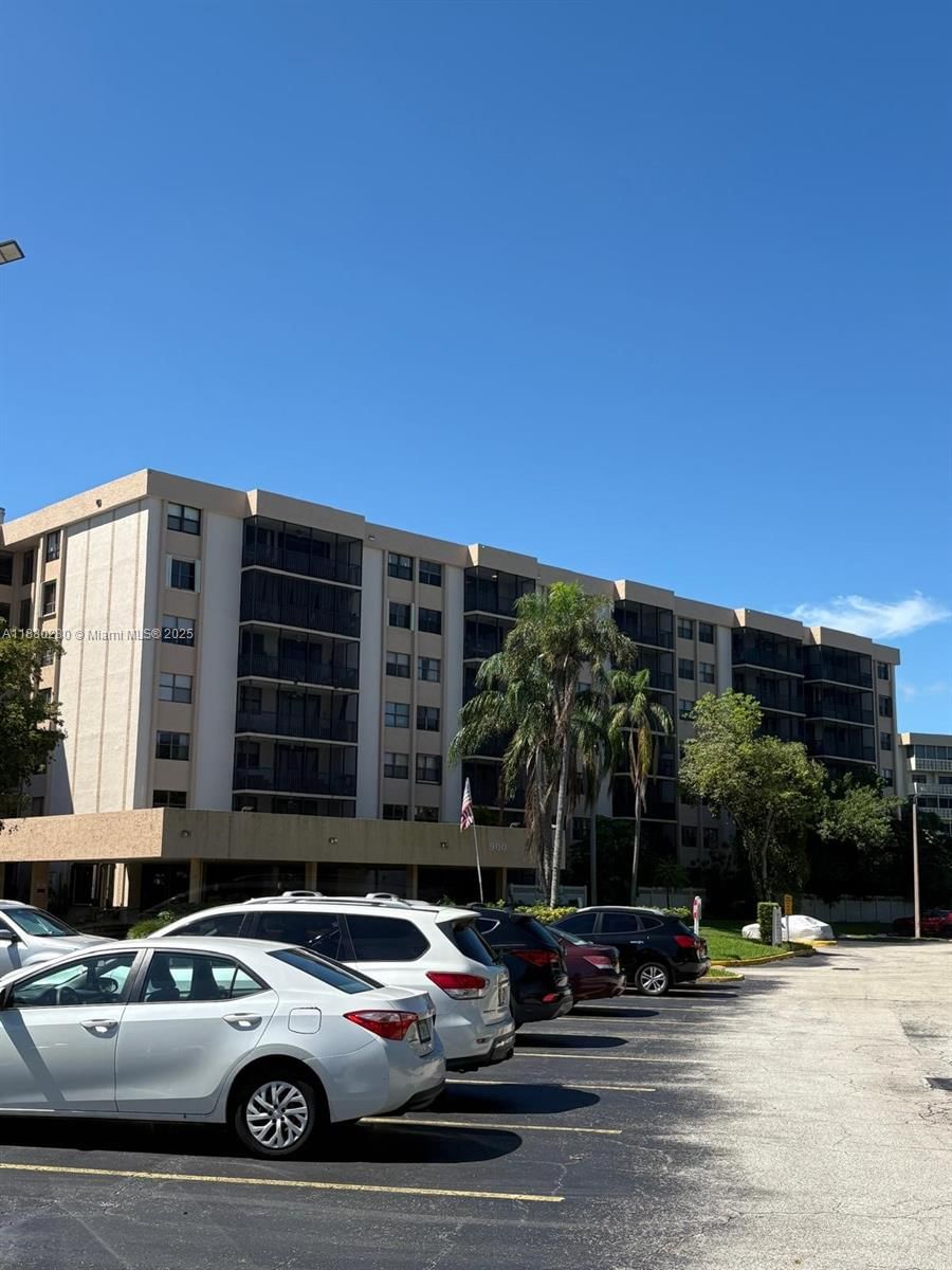Real estate property located at 900 195th St #702, Miami-dade, Chantilly Condo, Miami, FL