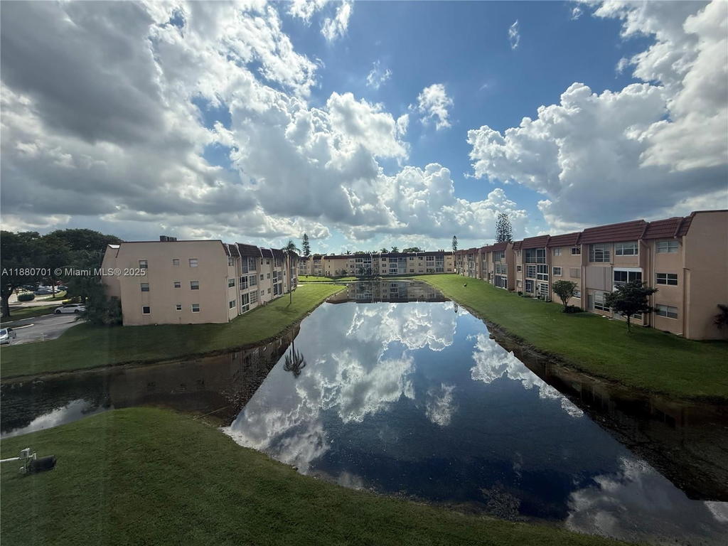 Real estate property located at 9001 Sunrise Lakes Blvd #308, Broward, Sunrise Lakes 88 Condo, Sunrise, FL