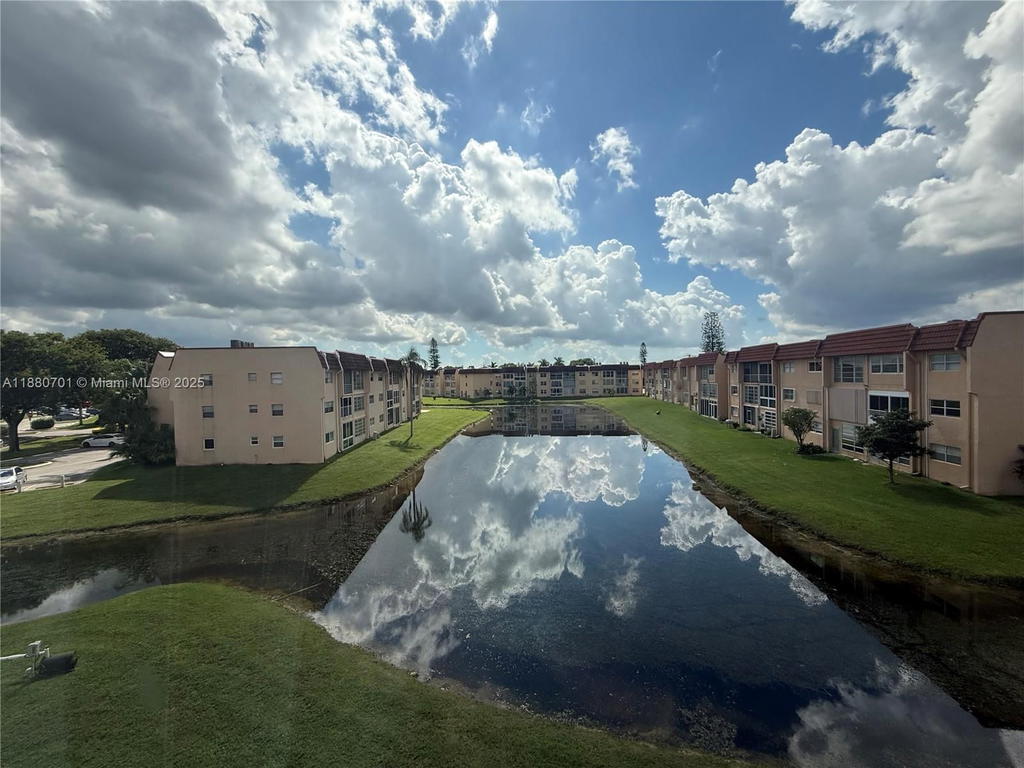 Real estate property located at 9001 Sunrise Lakes Blvd #308, Broward, Sunrise Lakes 88 Condo, Sunrise, FL