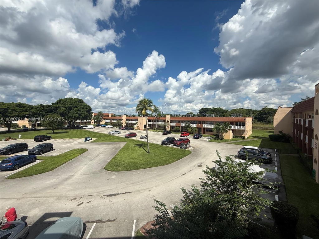 Real estate property located at 9001 Sunrise Lakes Blvd #308, Broward, Sunrise Lakes 88 Condo, Sunrise, FL