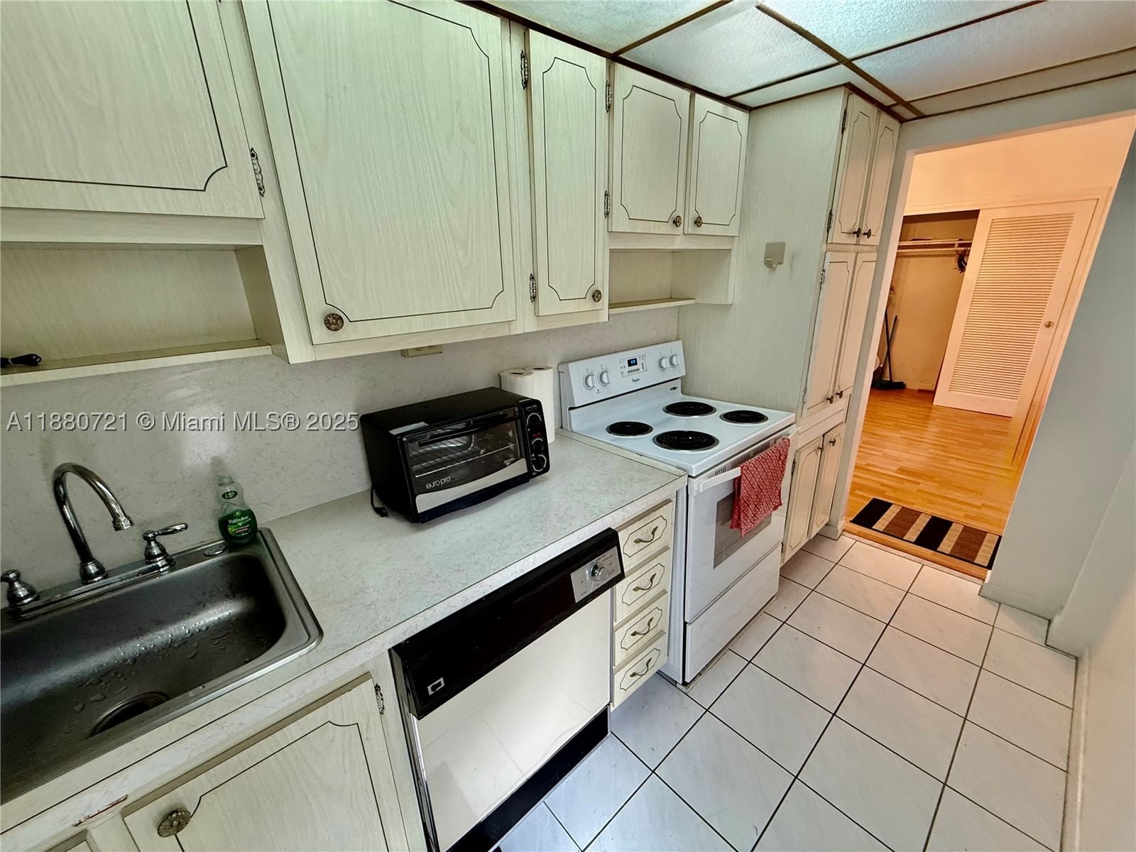Real estate property located at 9700 Bay Harbor Dr #406, Miami-dade, Summit Condo, Bay Harbor Islands, FL