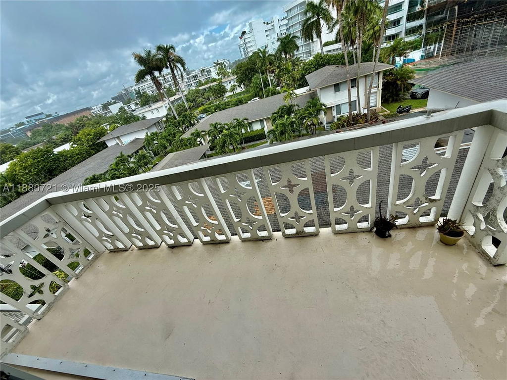Real estate property located at 9700 Bay Harbor Dr #406, Miami-dade, Summit Condo, Bay Harbor Islands, FL