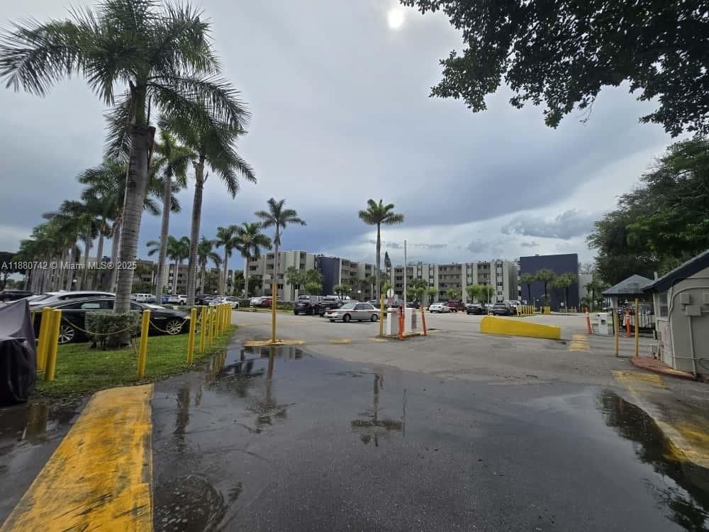 Real estate property located at 10000 80th Ct #2109, Miami-dade, Samari Lake East Condo, Hialeah Gardens, FL