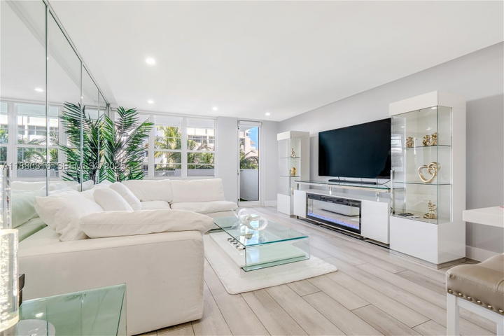 Real estate property located at 100 Lincoln Rd #323, Miami-dade, The Decoplage Condo, Miami Beach, FL