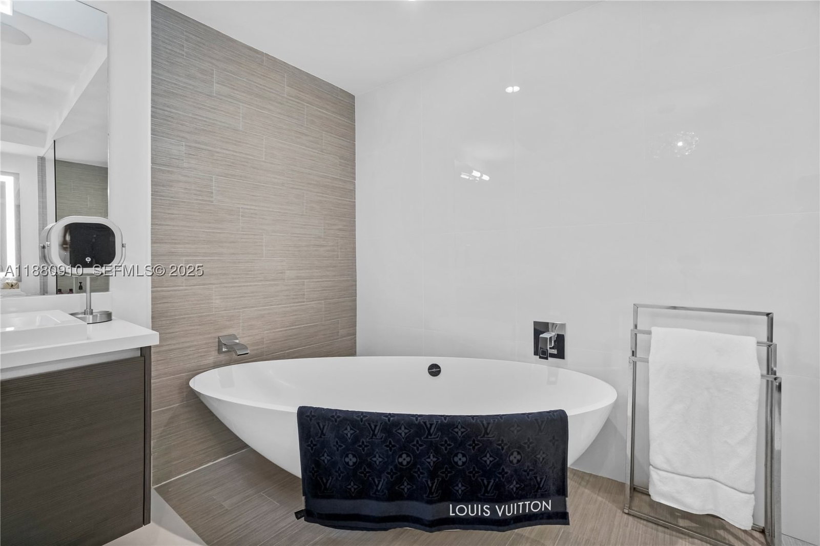 Real estate property located at 300 Sunny Isles Blvd #4-1802, Miami-dade, Parque Towers Condo, Sunny Isles Beach, FL