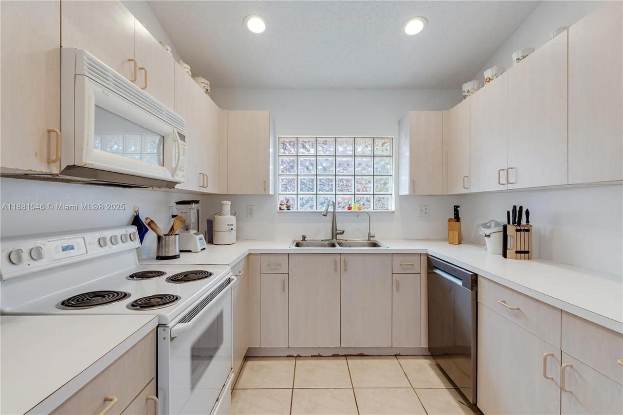 Real estate property located at 15351 36th St, Miami-dade, Caribe Lakes Phase I, Miami, FL