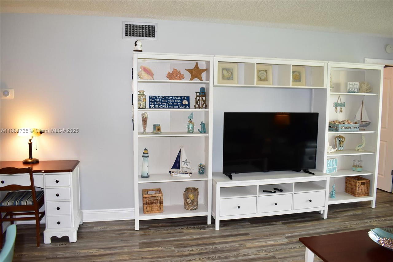 Real estate property located at 9320 Sunrise Lakes Blvd #108, Broward, Sunrise Lakes 106 Condo, Sunrise, FL