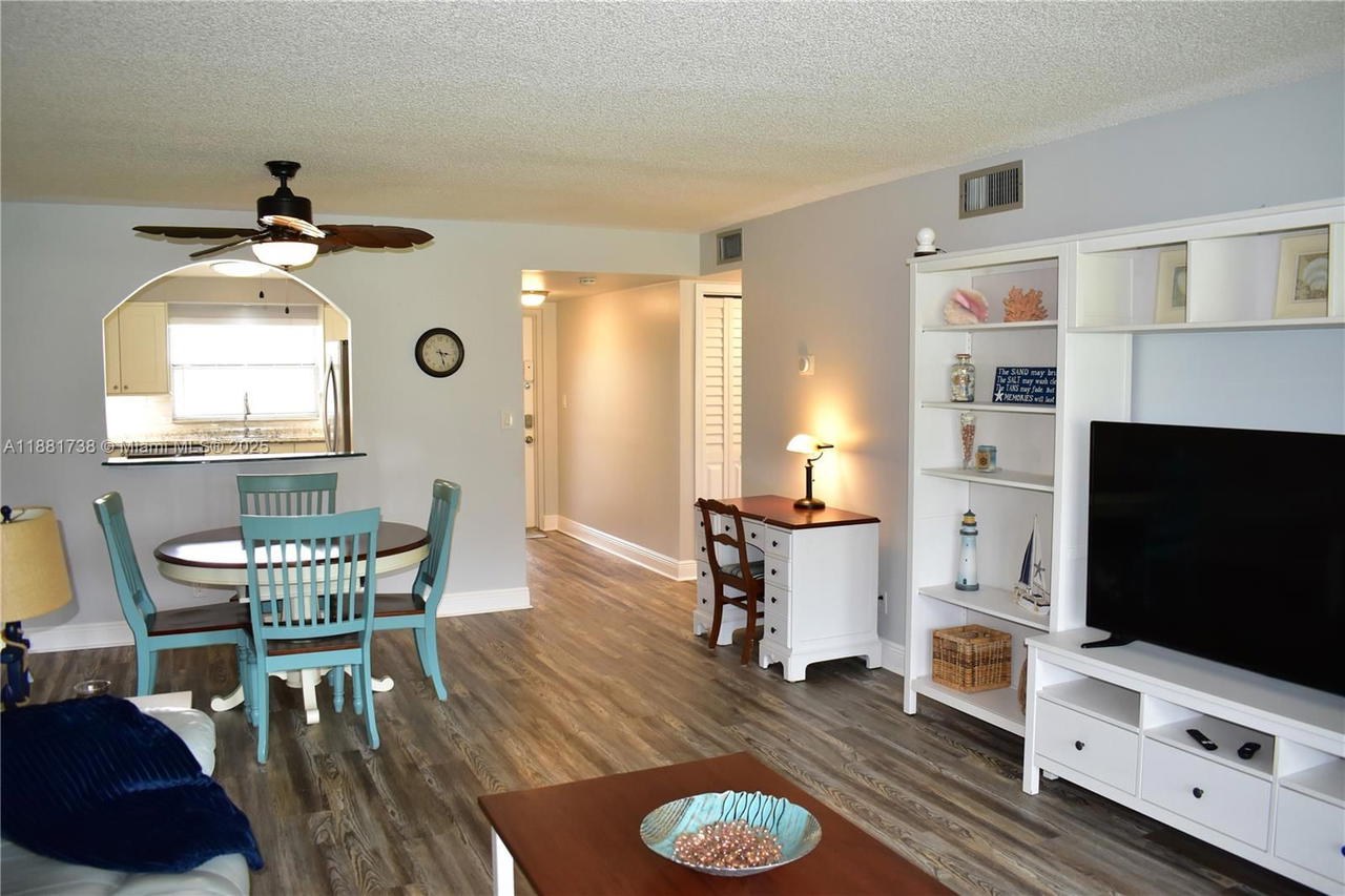 Real estate property located at 9320 Sunrise Lakes Blvd #108, Broward, Sunrise Lakes 106 Condo, Sunrise, FL