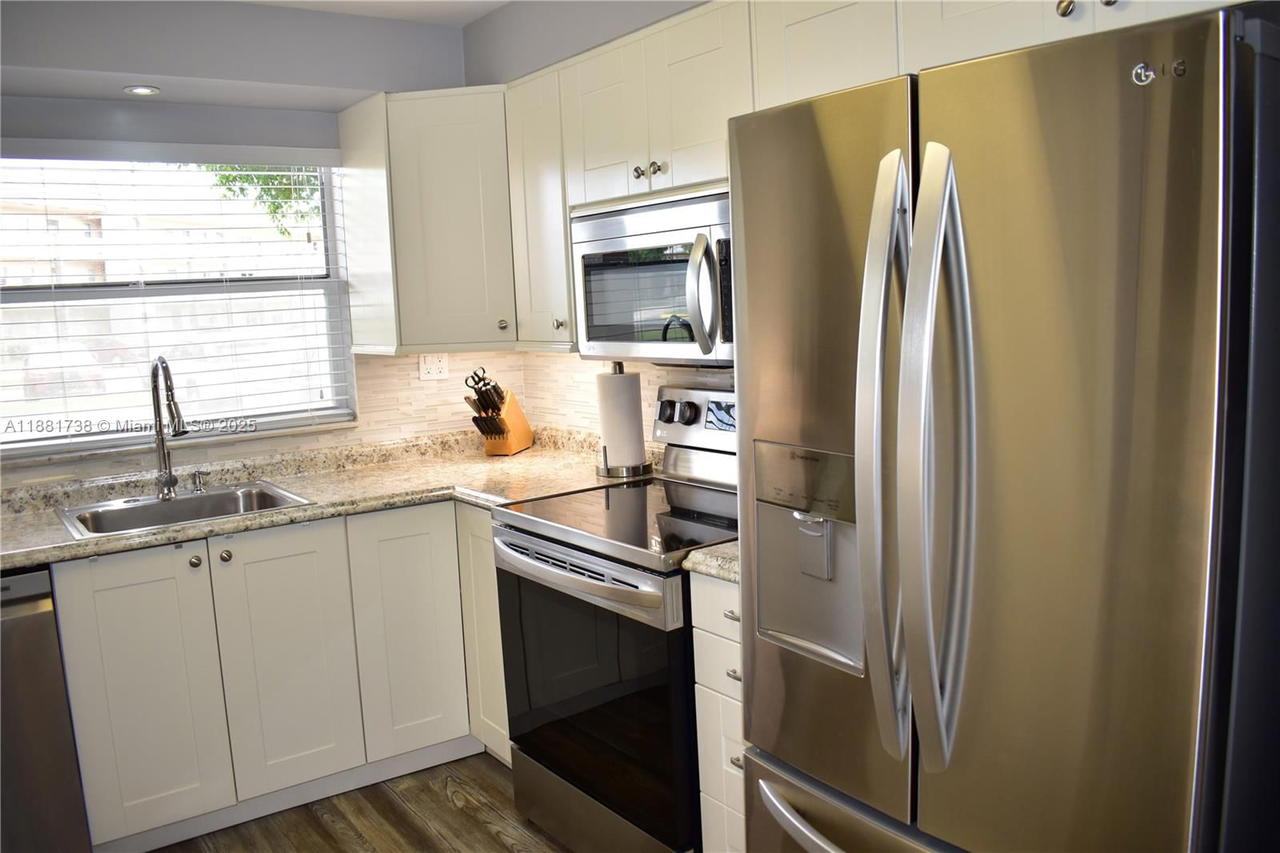 Real estate property located at 9320 Sunrise Lakes Blvd #108, Broward, Sunrise Lakes 106 Condo, Sunrise, FL