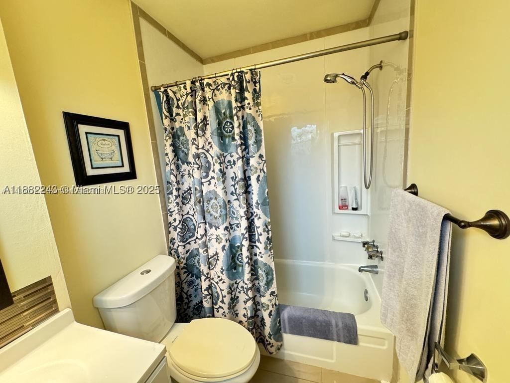 Real estate property located at 5300 Washington St I208, Broward, Beverly Hills Condo Numbe, Hollywood, FL