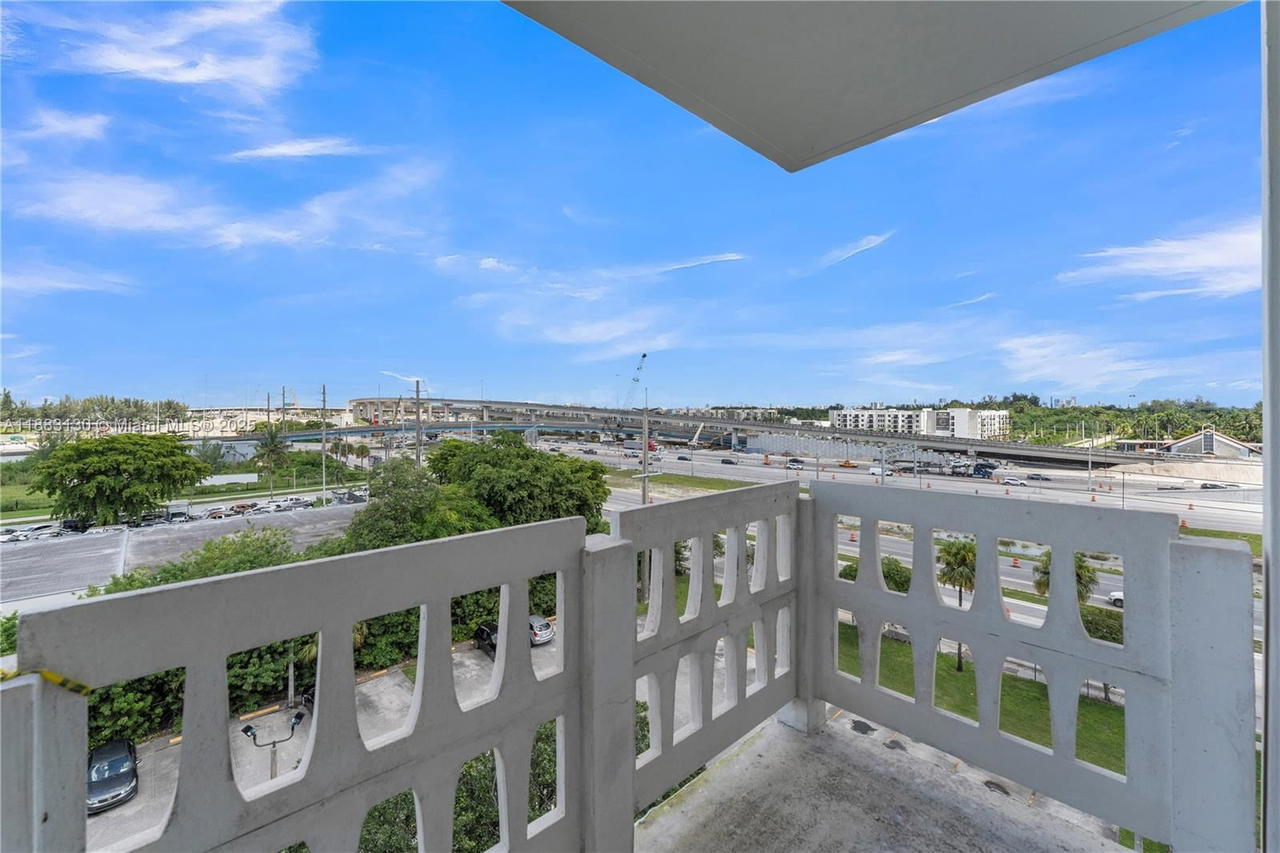 Real estate property located at 15600 7th Ave #708, Miami-dade, Parkway Towers Bldg 1 Con, Miami, FL
