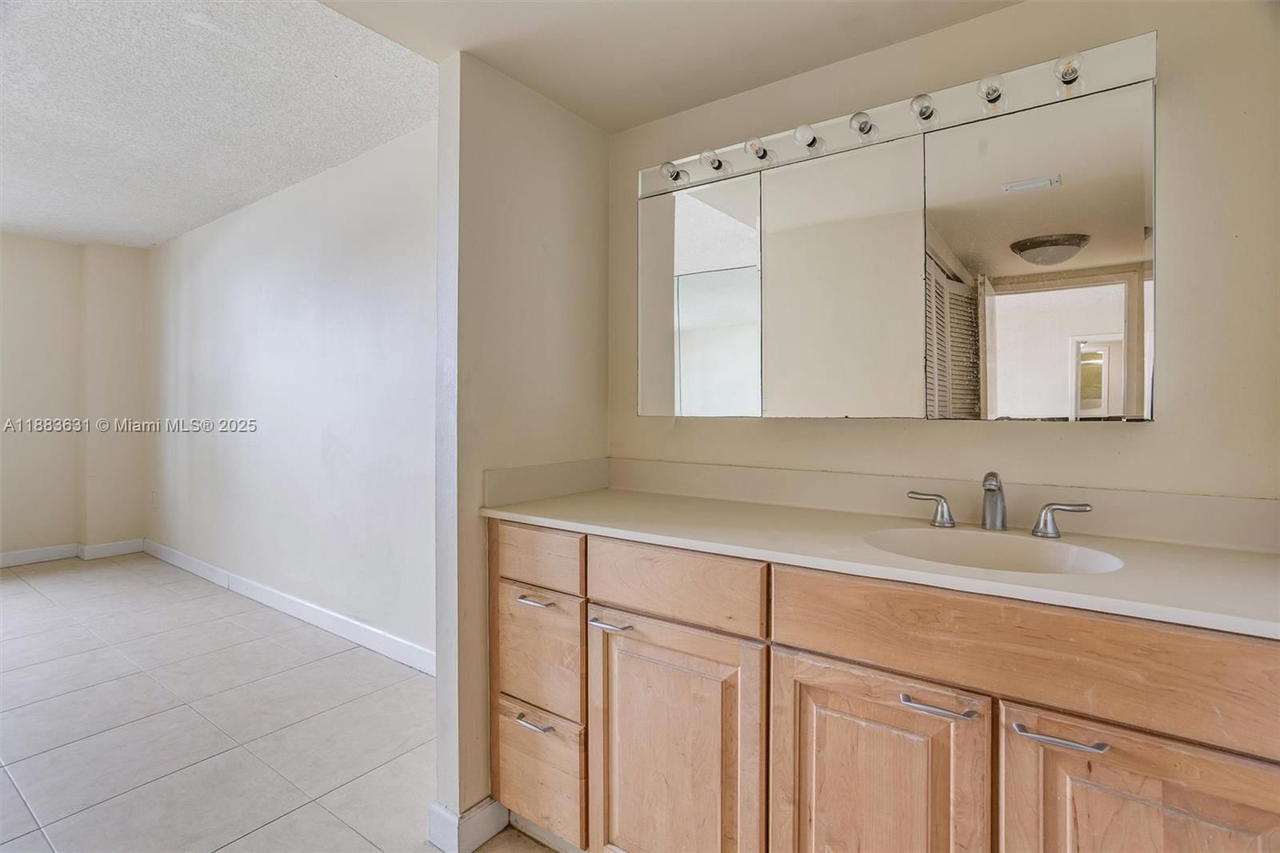 Real estate property located at 2333 Brickell Ave #1207, Miami-dade, Brickell Bay Club Condo, Miami, FL