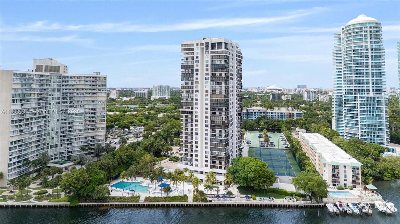 Real estate property located at 2333 Brickell Ave #1207, Miami-dade, Brickell Bay Club Condo, Miami, FL