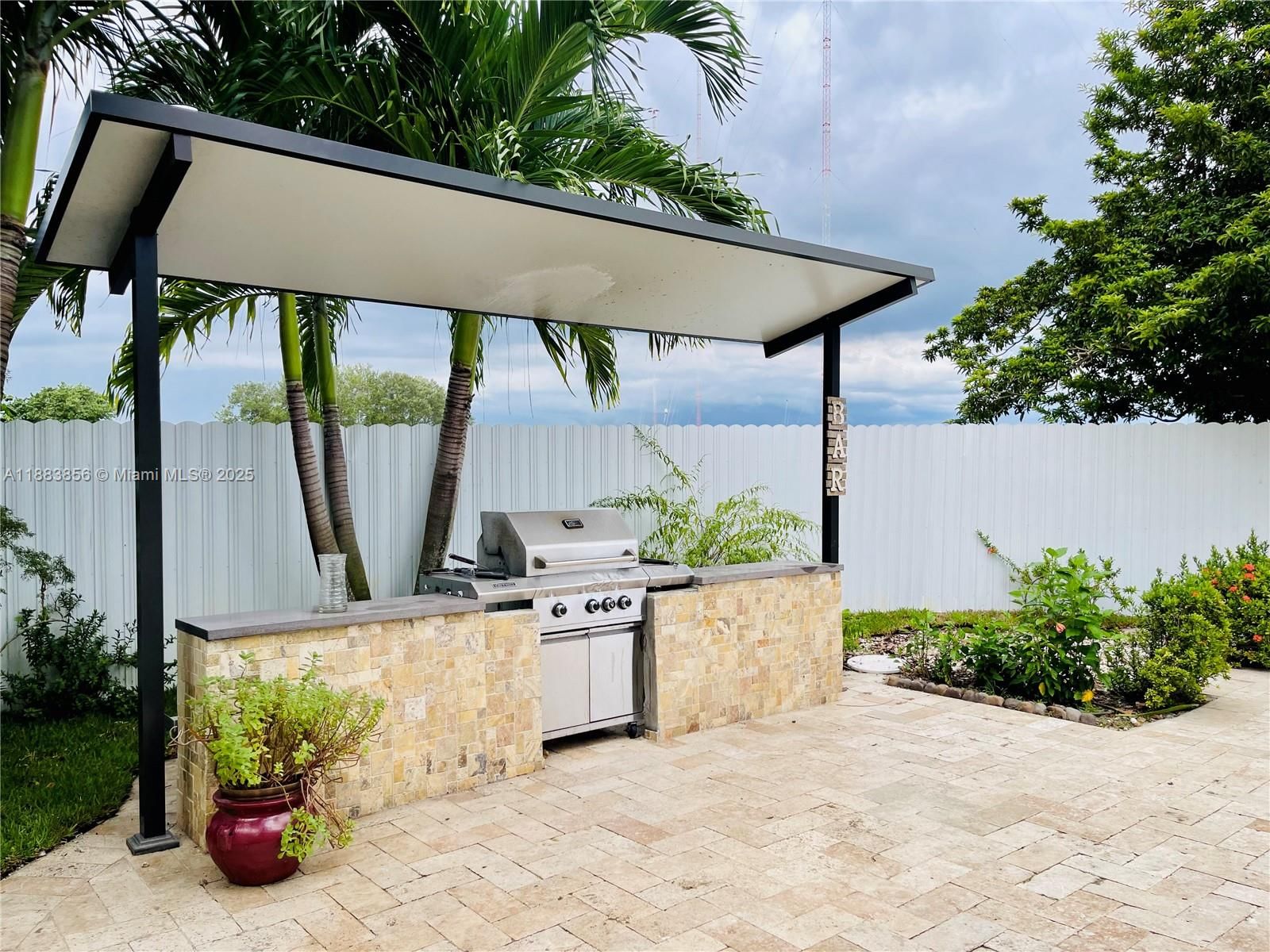 Real estate property located at 20400 40th Ct, Miami-dade, 3rd Addn To Starlight, Miami Gardens, FL