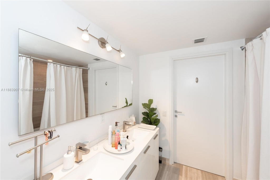 Real estate property located at 1300 Brickell Bay Dr #708, Miami-dade, Brickellhouse Condo, Miami, FL