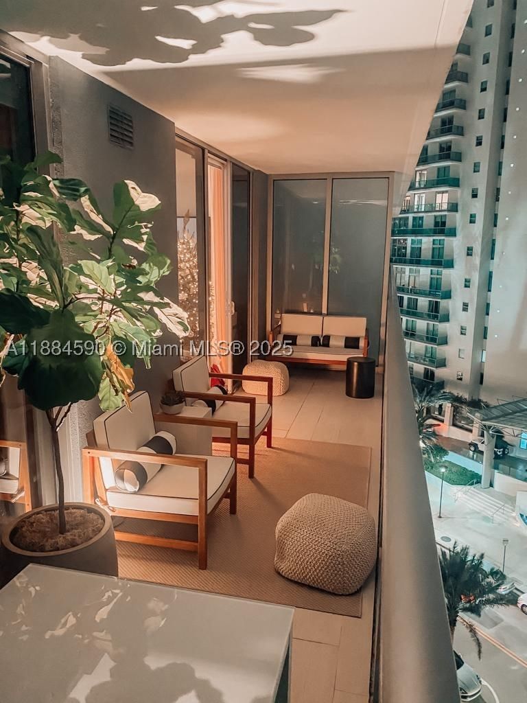 Real estate property located at 1300 Brickell Bay Dr #806, Miami-dade, Brickellhouse Condo, Miami, FL