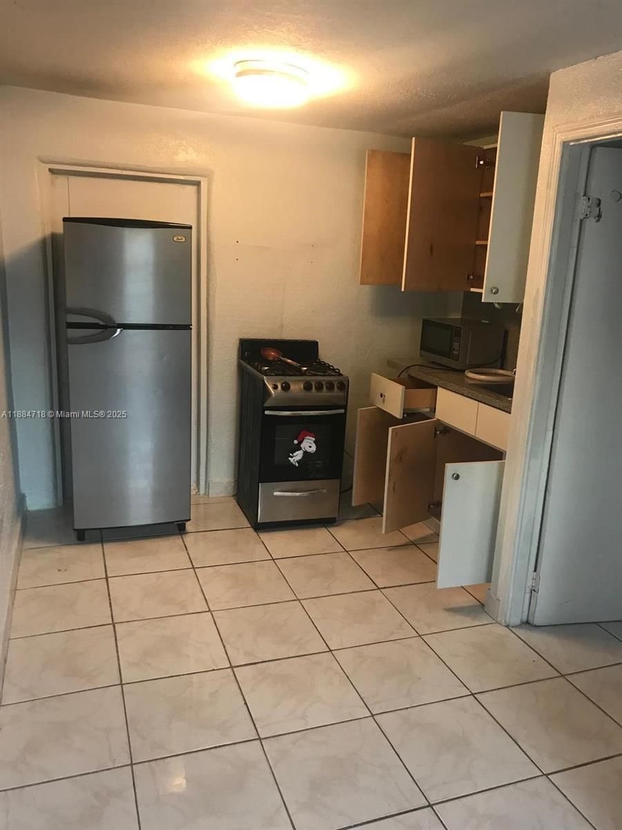 Real estate property located at 825 9th Ln, Miami-dade, Sun-tan Vill Sec 5, Hialeah, FL