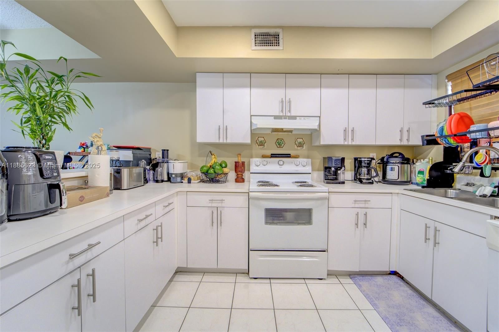 Real estate property located at 14915 80th St #205, Miami-dade, The Seasons Villas & Thms, Miami, FL