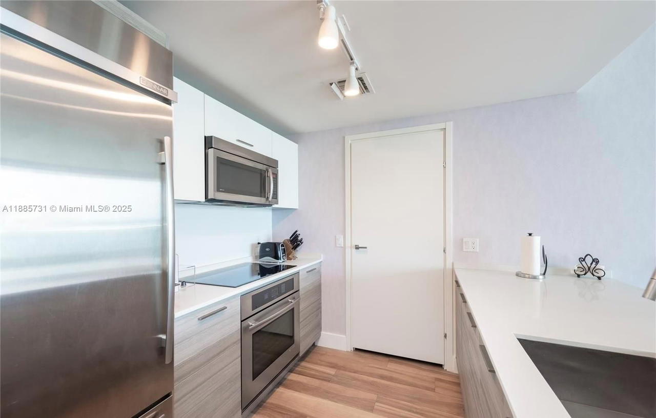 Real estate property located at 1300 Brickell Bay Dr #3205, Miami-dade, Brickellhouse Condo, Miami, FL