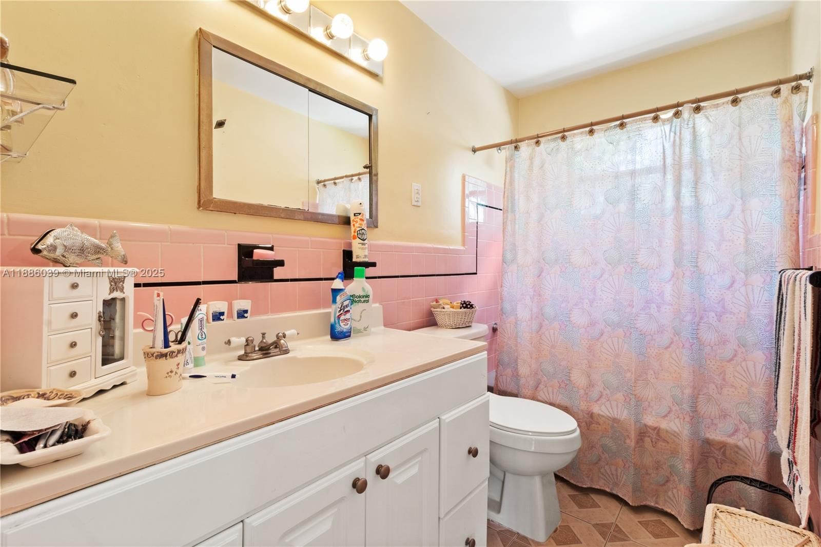 Real estate property located at 8220 12th Ter, Miami-dade, Fontainebleau Gardens 1st, Miami, FL