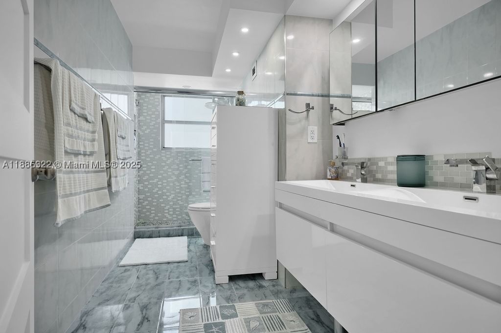 Real estate property located at 6039 Collins Ave #1126, Miami-dade, Maison Grande Condo, Miami Beach, FL