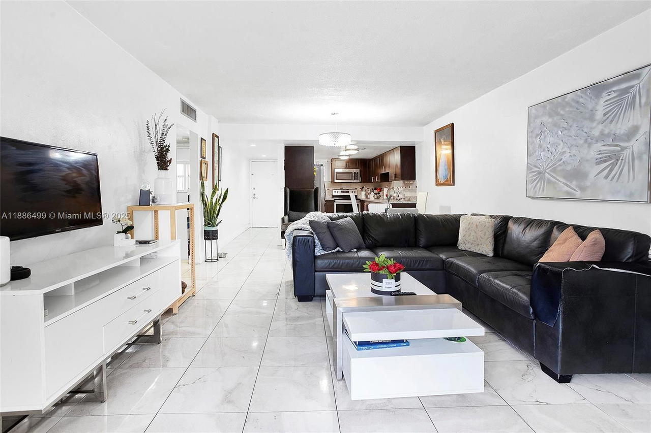 Real estate property located at 1850 56th St #2207, Miami-dade, Palm-east Gardens Condo, Hialeah, FL