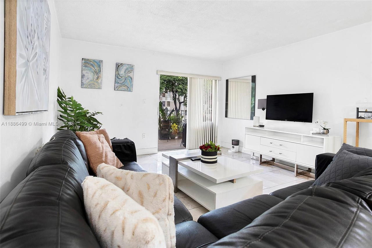 Real estate property located at 1850 56th St #2207, Miami-dade, Palm-east Gardens Condo, Hialeah, FL