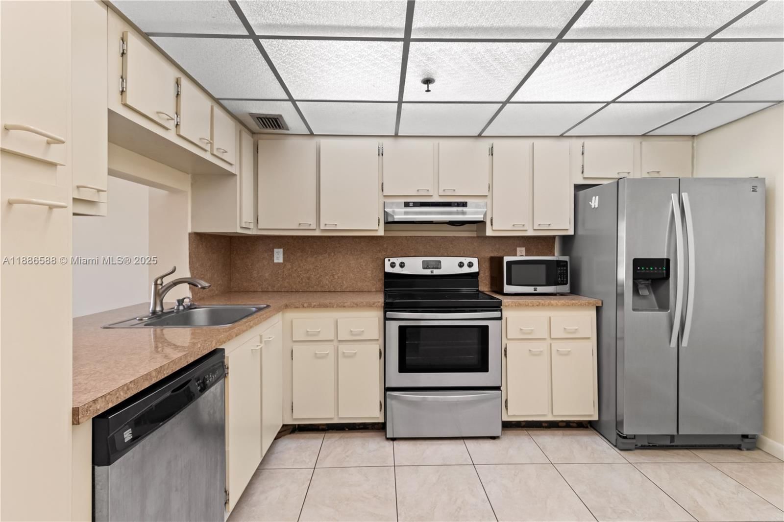 Real estate property located at 2625 Collins Ave #608, Miami-dade, Oceanfront Plaza Condo, Miami Beach, FL