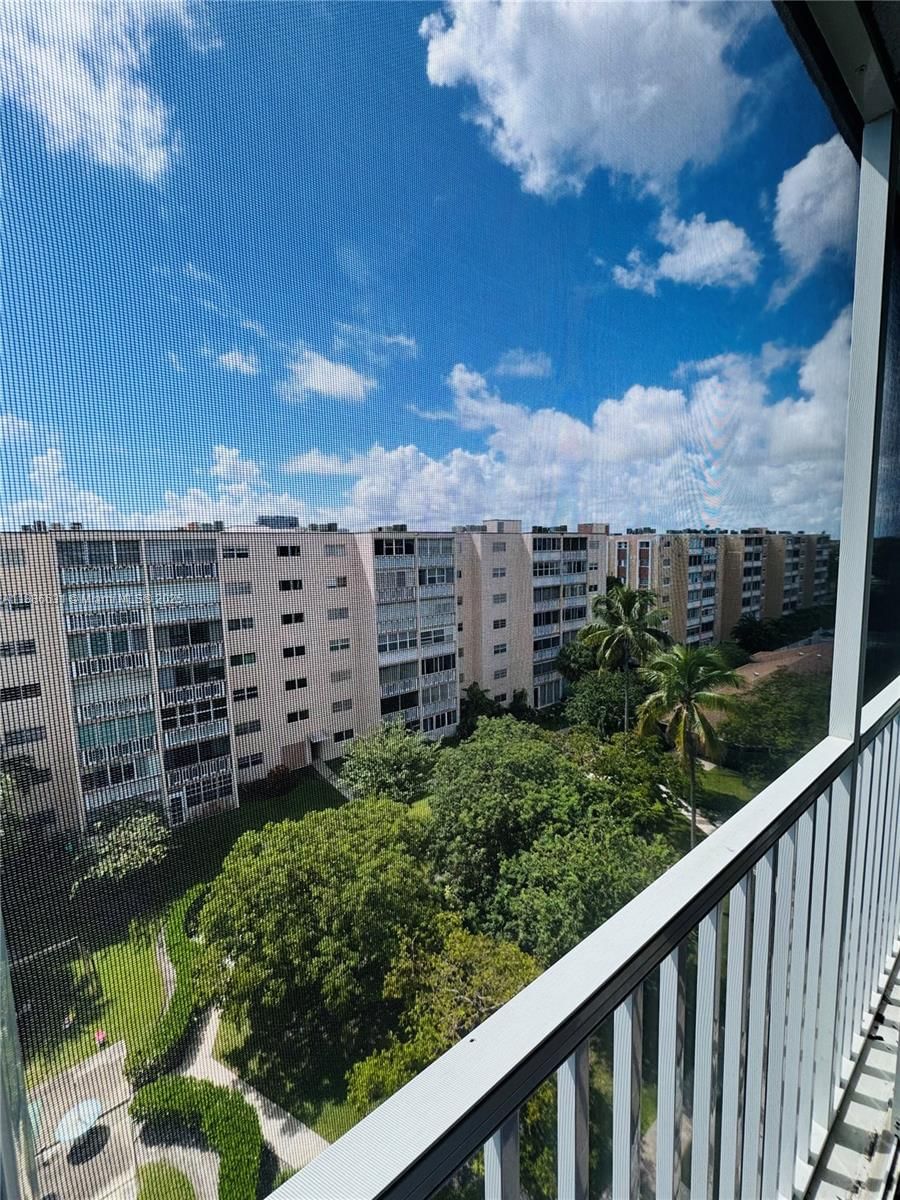 Real estate property located at 619 14th Ave #703, Broward, Meadowbrook Towers Condo, Hallandale Beach, FL