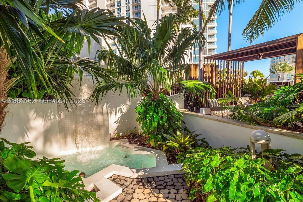 Real estate property located at 2020 Bayshore Dr #2702, Miami-dade, Paramount Bay Condo, Miami, FL