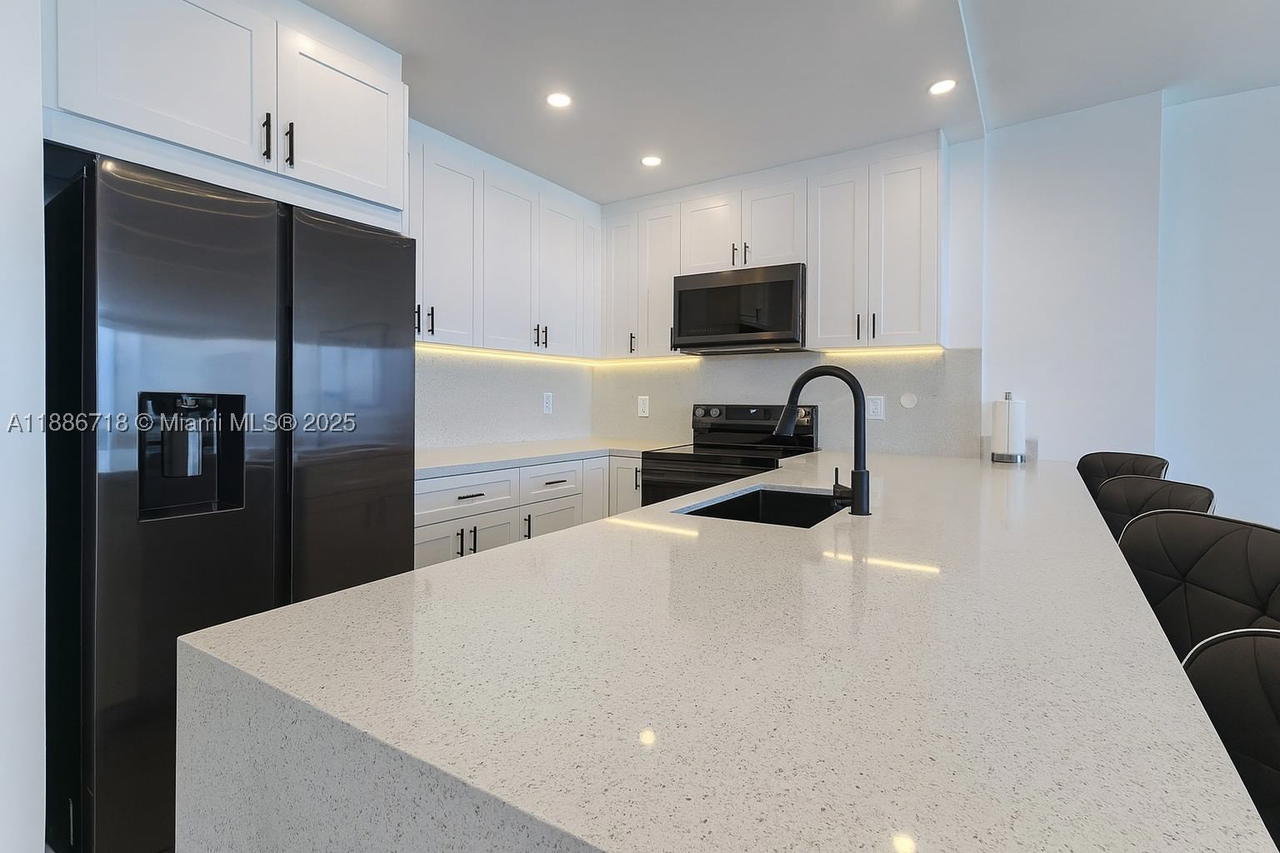 Real estate property located at 5601 Collins Ave #1409, Miami-dade, The Pavilion Condo, Miami Beach, FL
