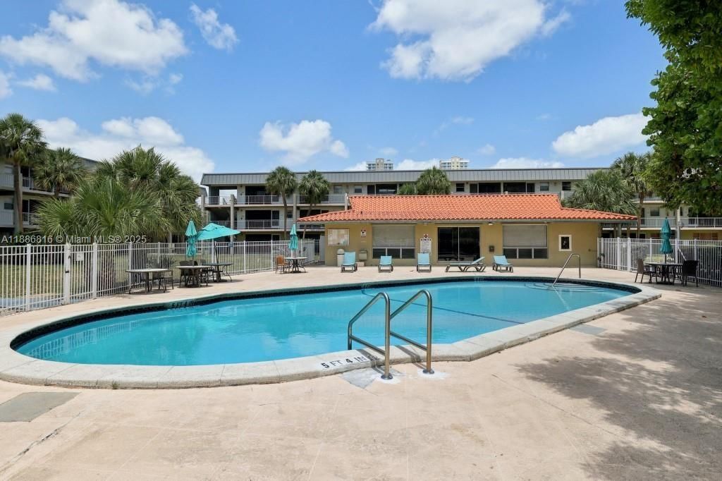 Real estate property located at 300 Layne Blvd #313, Broward, Paradise By The Sea Condo, Hallandale Beach, FL