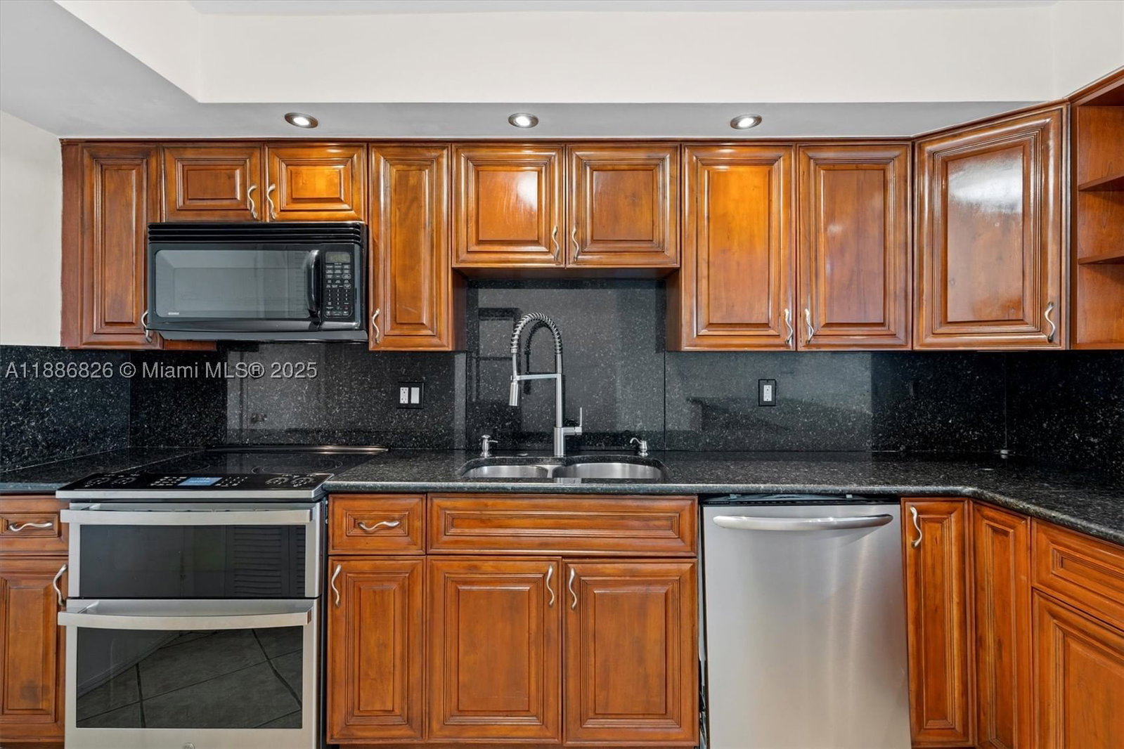 Real estate property located at 200 Diplomat Pkwy #825, Broward, Fairways Riviera, Hallandale Beach, FL