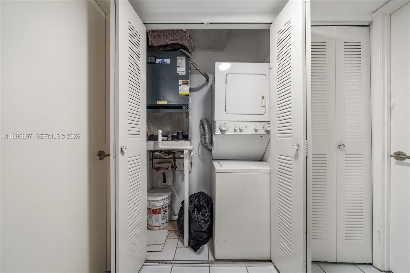Real estate property located at 8005 Lake Dr #404, Miami-dade, Sandoral Condo Ph I, Doral, FL