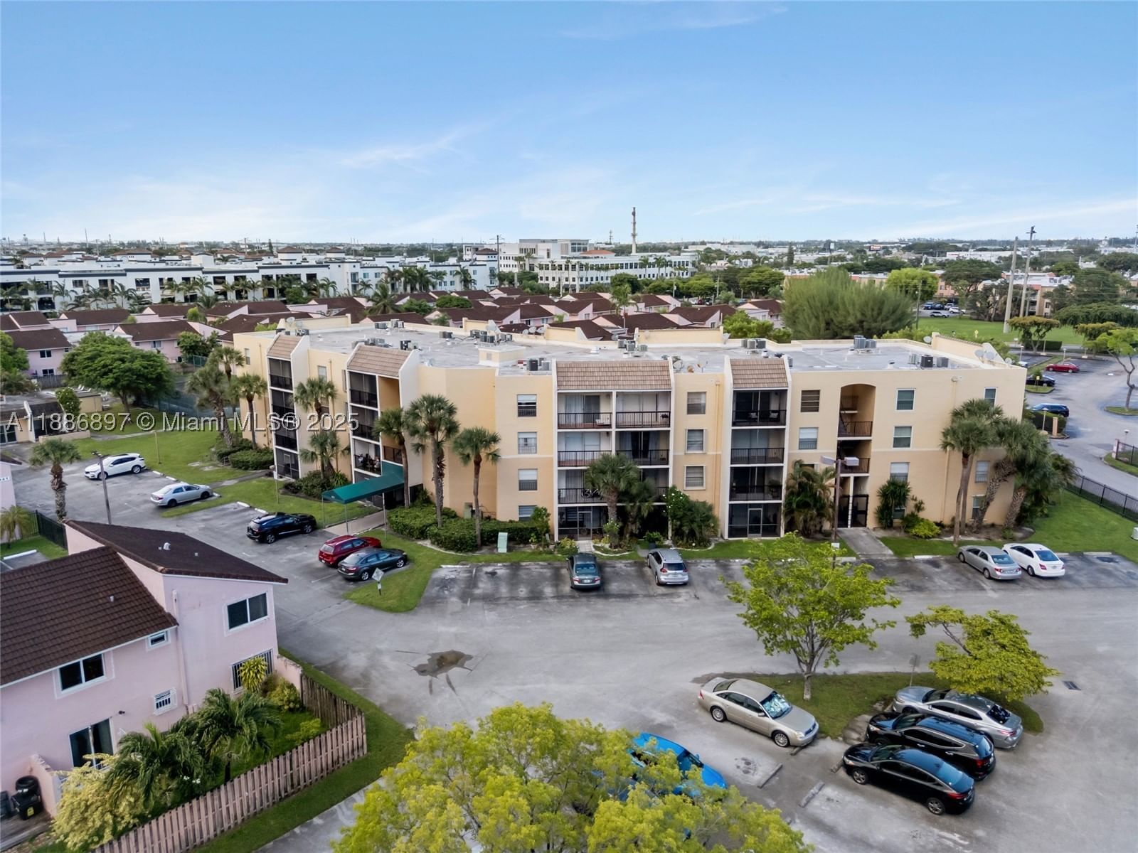 Real estate property located at 8005 Lake Dr #404, Miami-dade, Sandoral Condo Ph I, Doral, FL