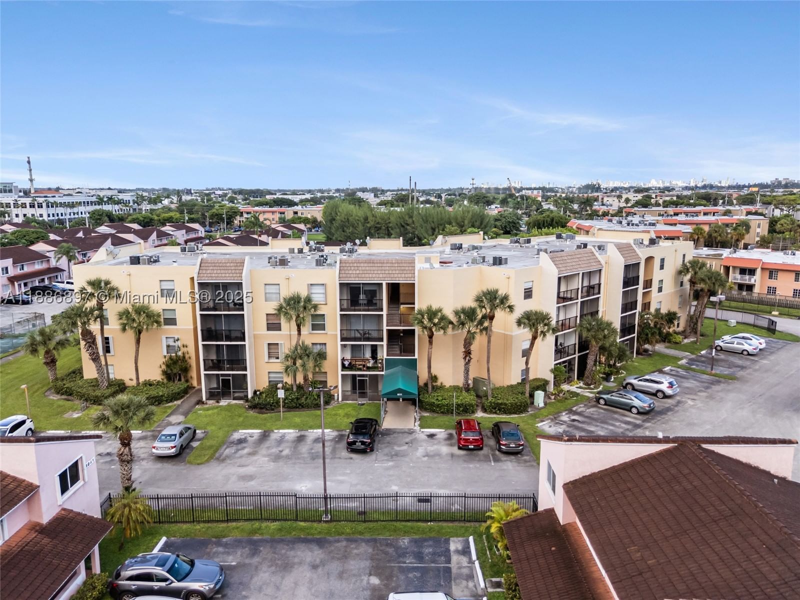 Real estate property located at 8005 Lake Dr #404, Miami-dade, Sandoral Condo Ph I, Doral, FL