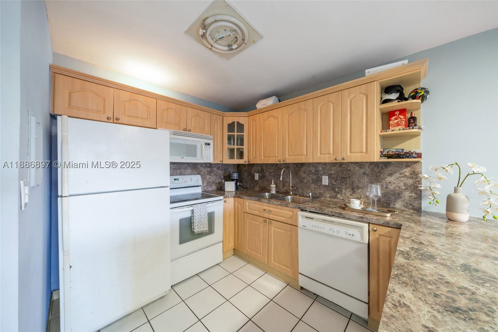 Real estate property located at 8005 Lake Dr #404, Miami-dade, Sandoral Condo Ph I, Doral, FL