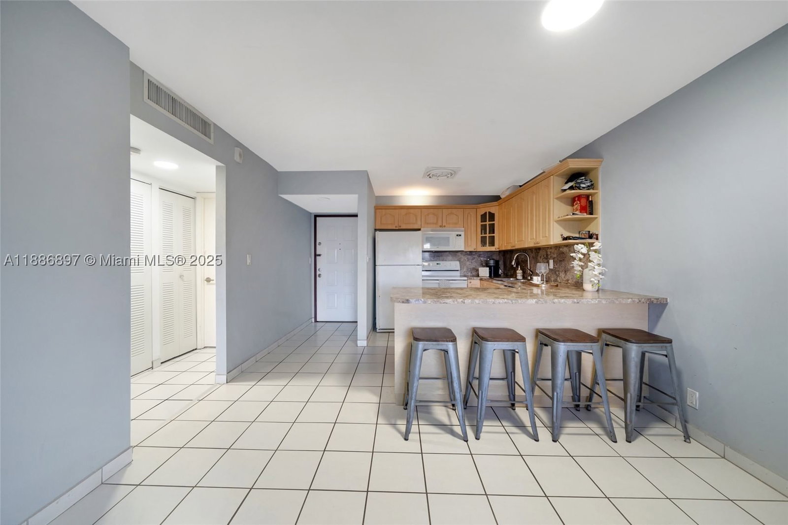 Real estate property located at 8005 Lake Dr #404, Miami-dade, Sandoral Condo Ph I, Doral, FL
