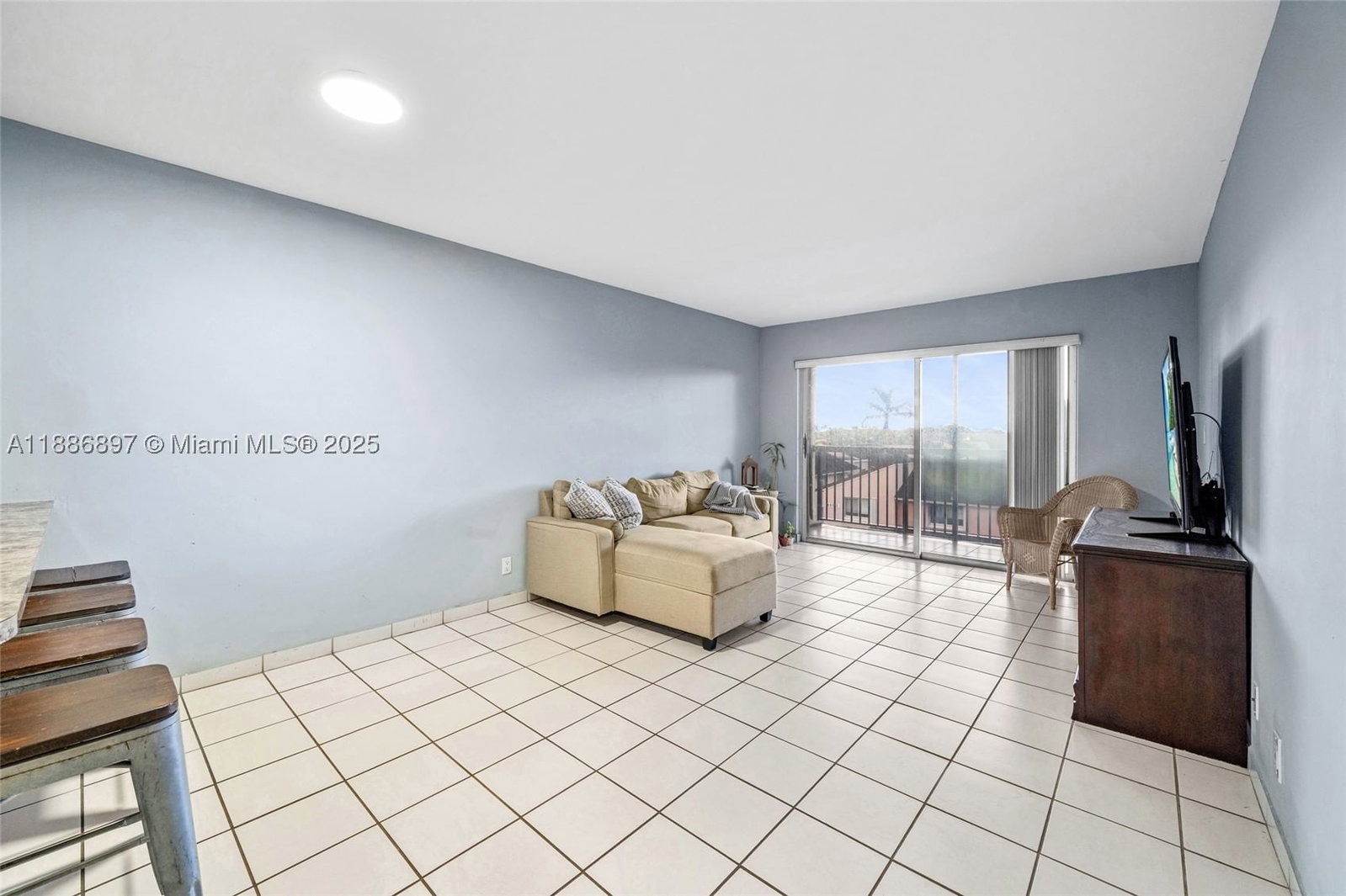 Real estate property located at 8005 Lake Dr #404, Miami-dade, Sandoral Condo Ph I, Doral, FL