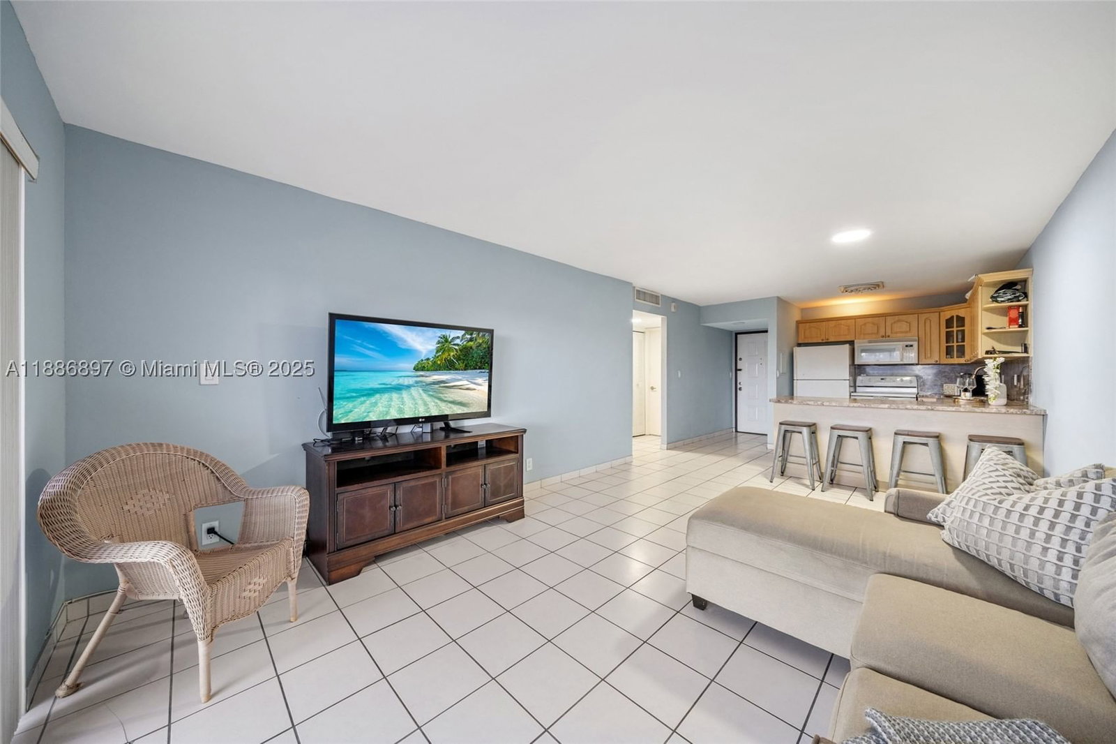 Real estate property located at 8005 Lake Dr #404, Miami-dade, Sandoral Condo Ph I, Doral, FL