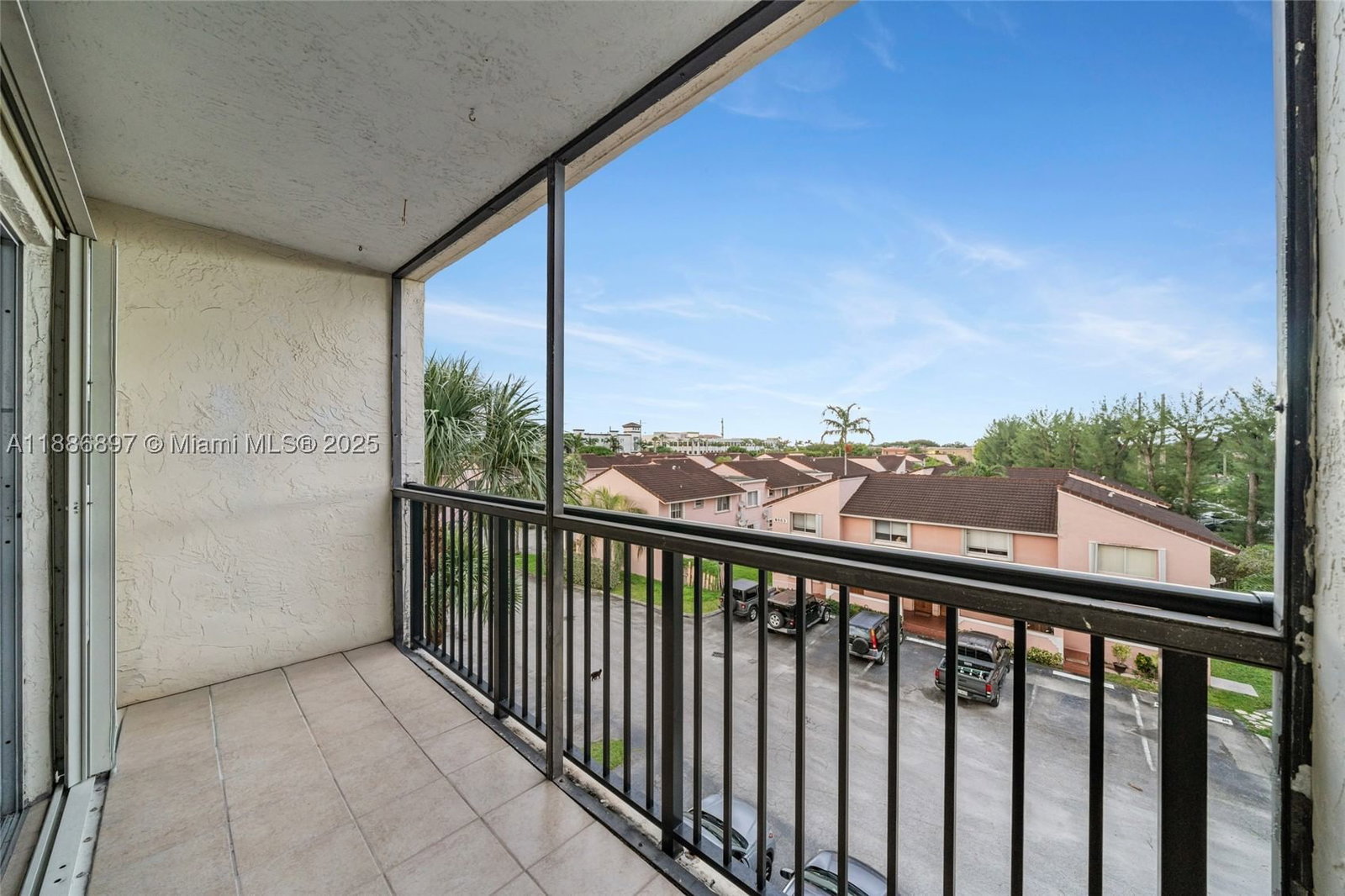 Real estate property located at 8005 Lake Dr #404, Miami-dade, Sandoral Condo Ph I, Doral, FL
