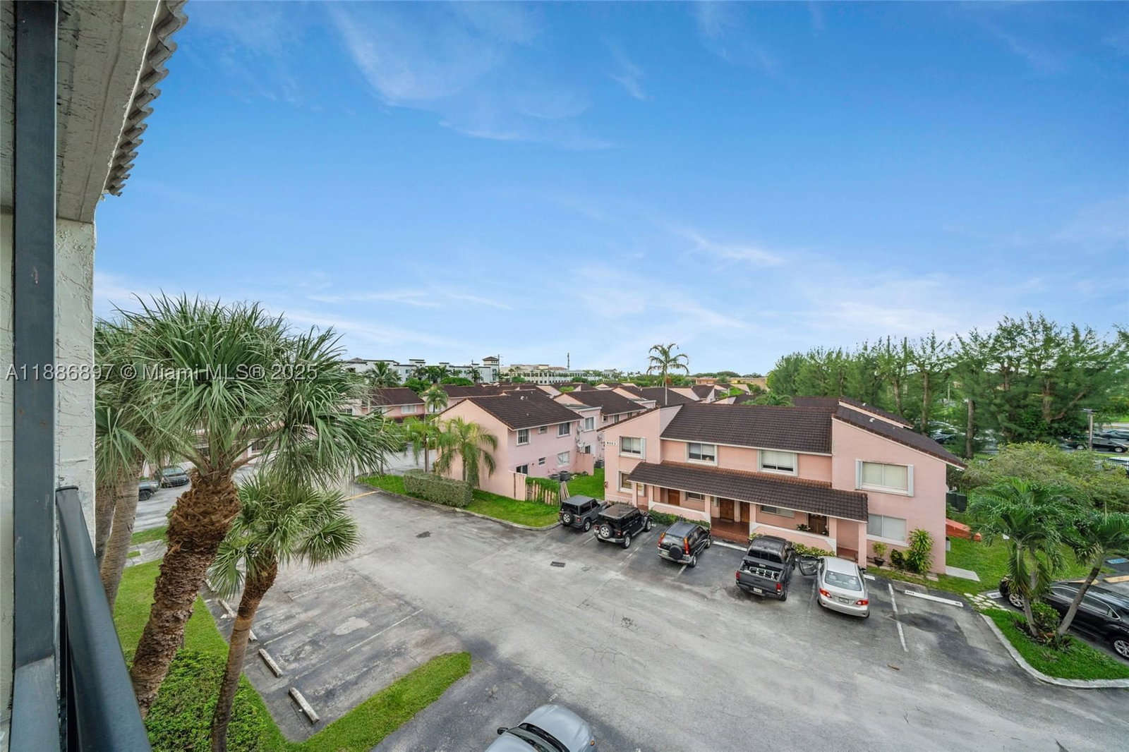 Real estate property located at 8005 Lake Dr #404, Miami-dade, Sandoral Condo Ph I, Doral, FL