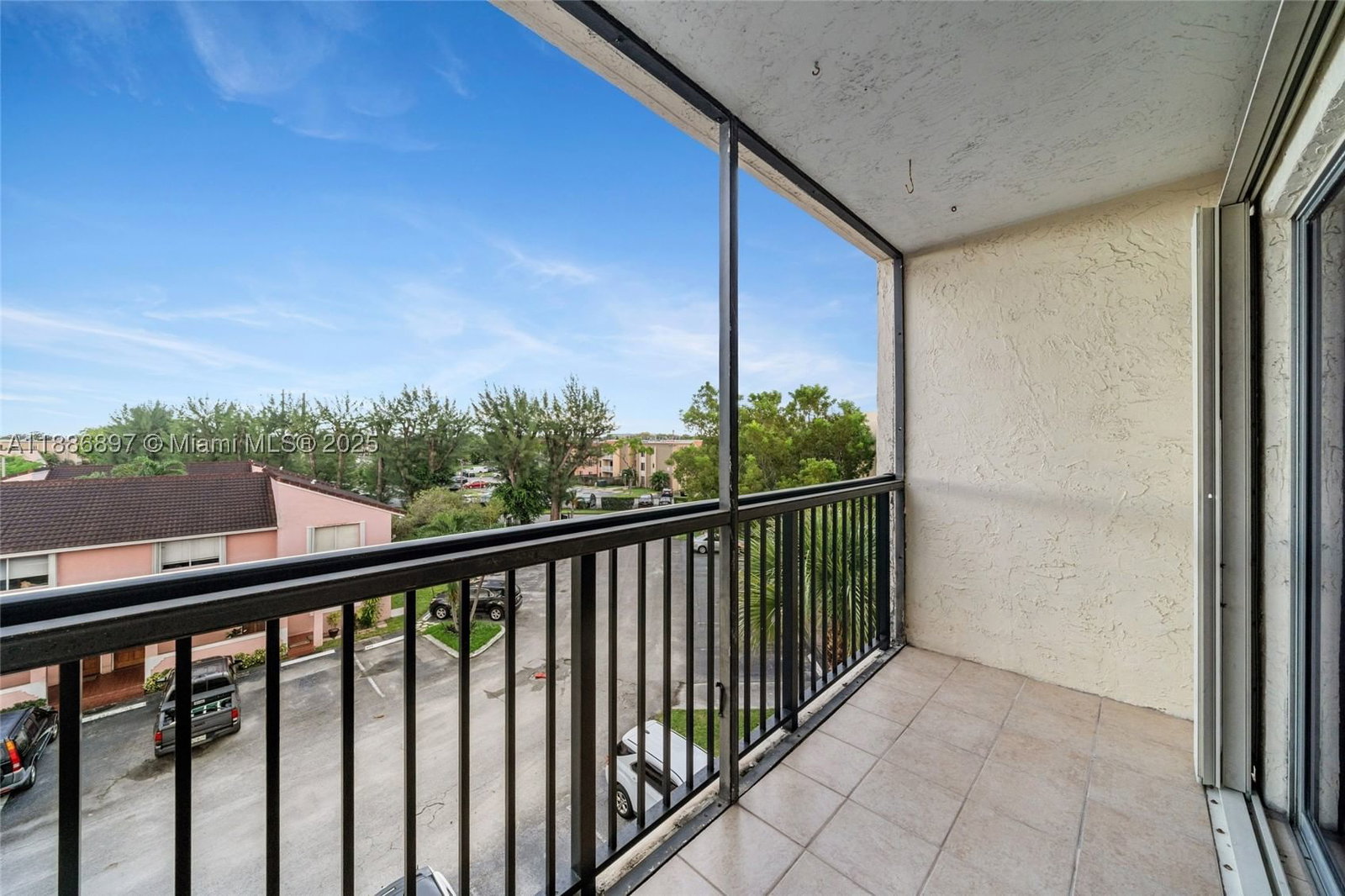 Real estate property located at 8005 Lake Dr #404, Miami-dade, Sandoral Condo Ph I, Doral, FL