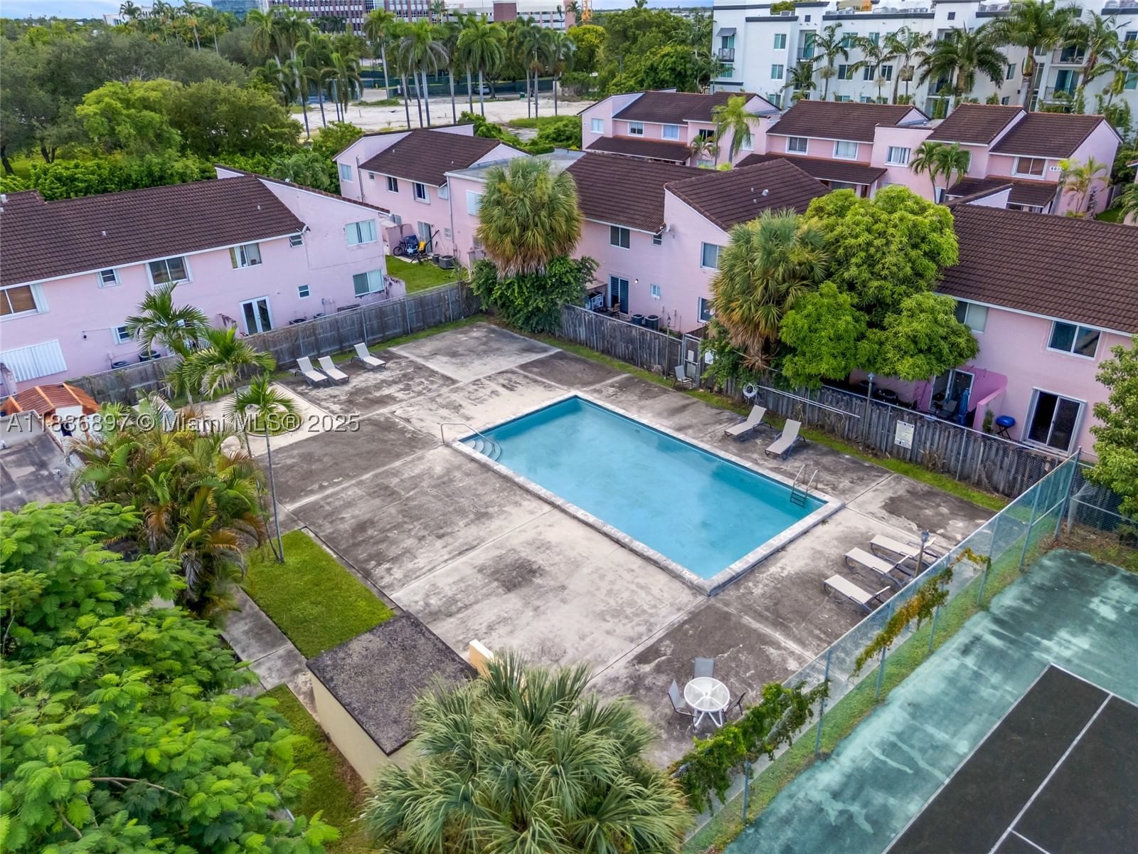 Real estate property located at 8005 Lake Dr #404, Miami-dade, Sandoral Condo Ph I, Doral, FL