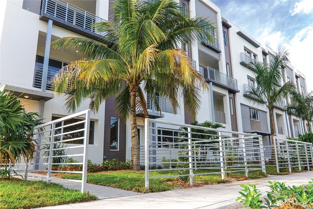 Real estate property located at 8005 Lake Dr #404, Miami-dade, Sandoral Condo Ph I, Doral, FL
